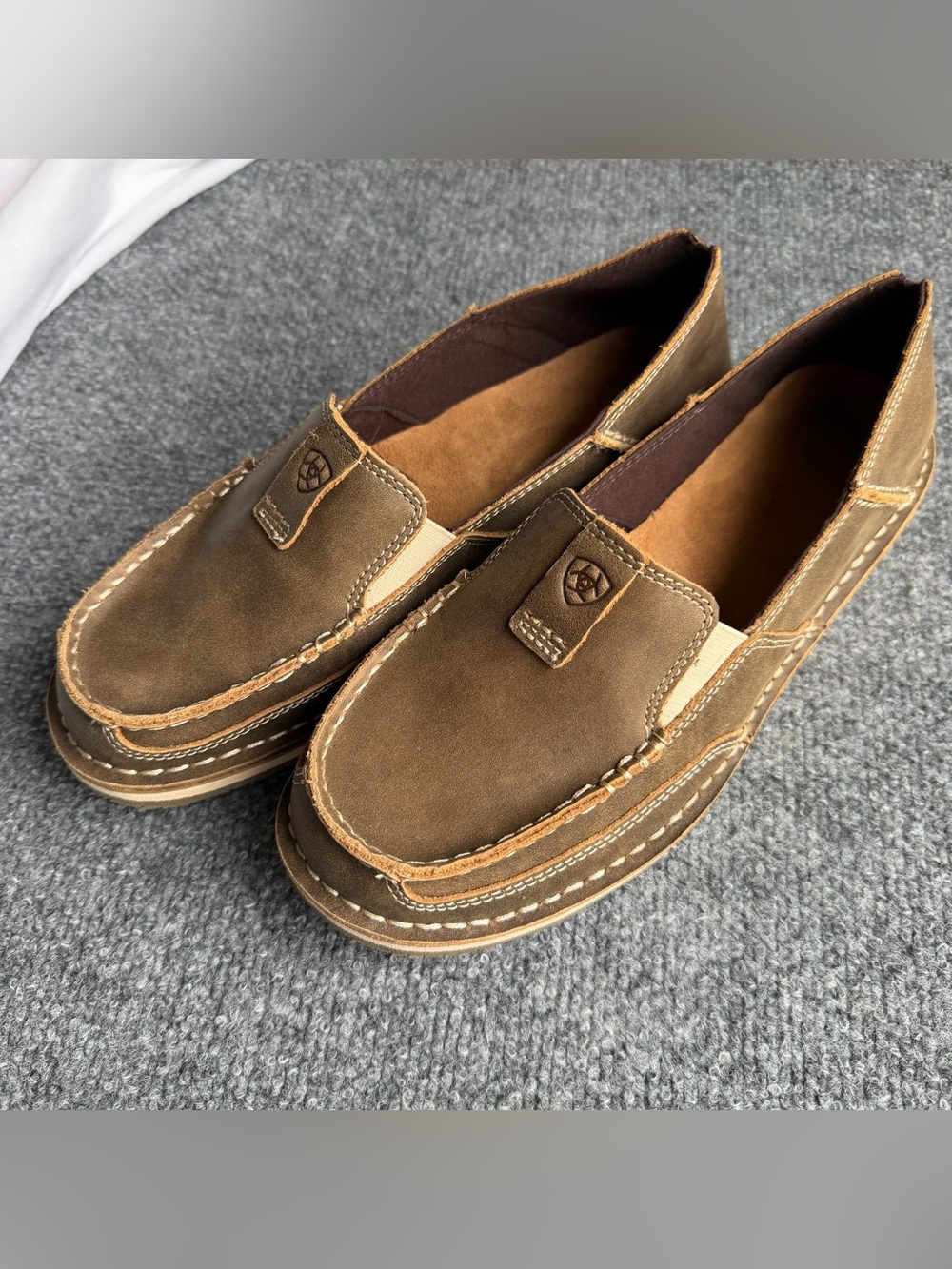 Women’s 9 Brown Ariat Cruiser Shoes NWOT